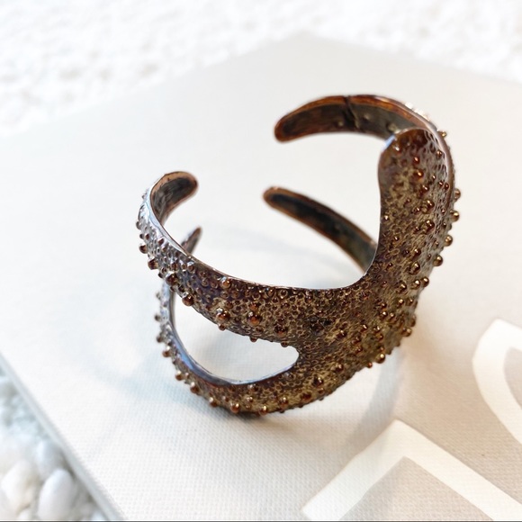 VINTAGE Starfish Textured Brassy Cuff - Picture 3 of 4